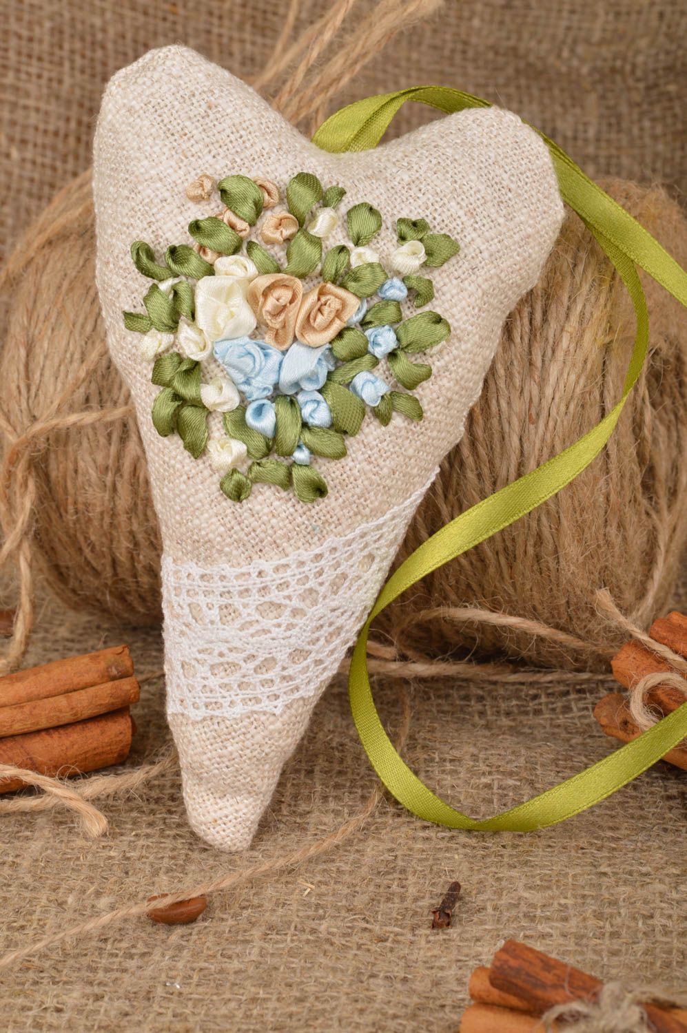 Sachet artesanal con hierbas con forma de corazón de lino bordado con cintas foto 1