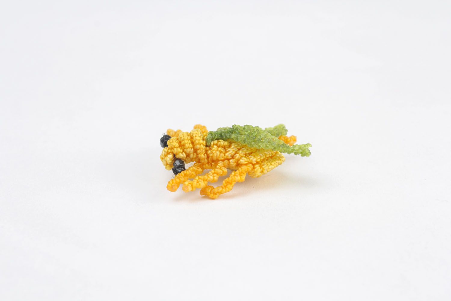 broche macramé en forme d'abeille faite main photo 4