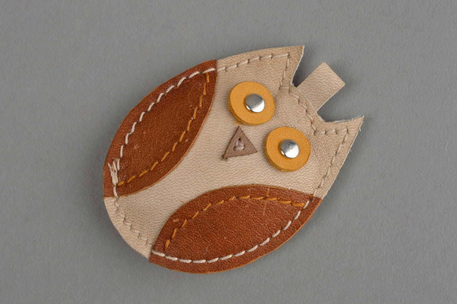 Маленький кожаный брелок в виде совы ручной работы авторский для ключей подарок фото 8