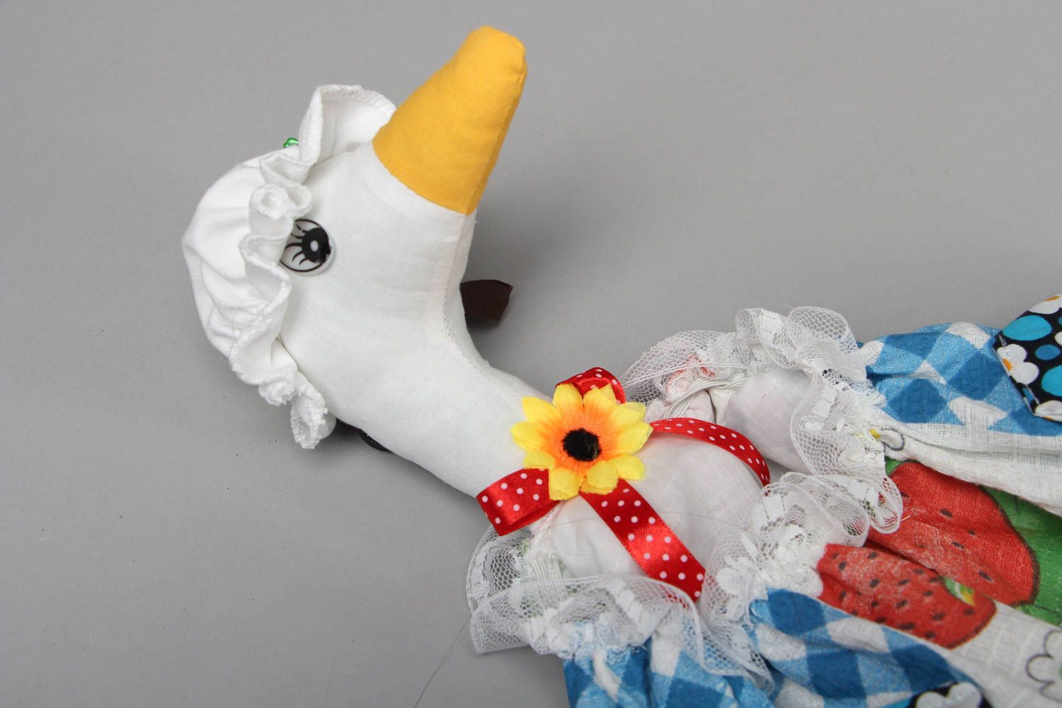 Muñeca artesanal para bolsas y toallas Gansa con el vestido  foto 2