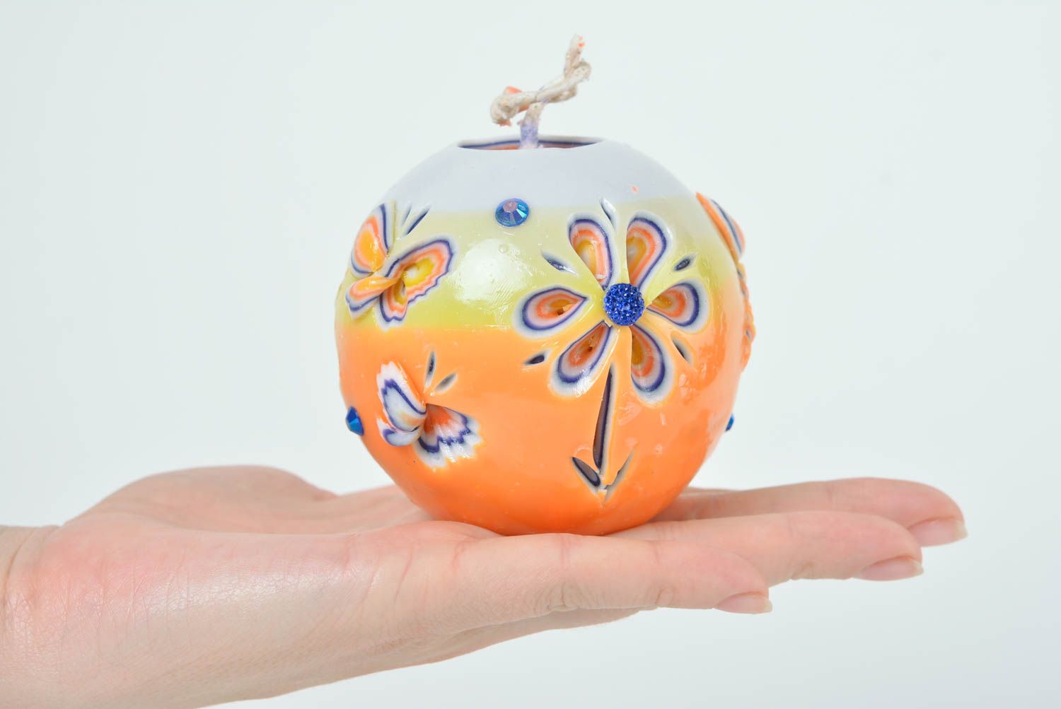 Bougie boule orange sculptée faite main originale avec fleurs et papillons photo 4
