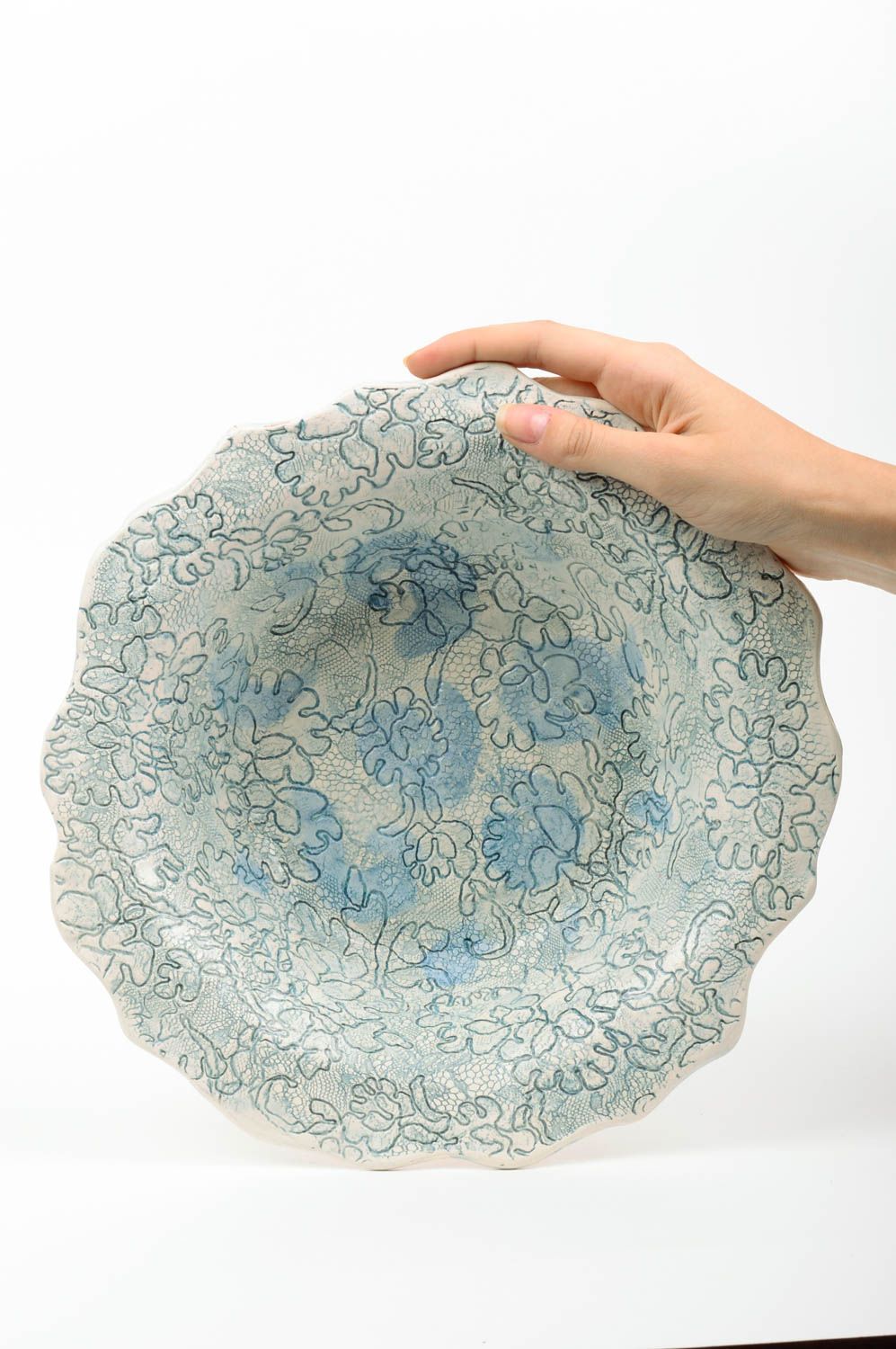 Assiette faite main originale bleue avec dessin en relief vaisselle écologique photo 2