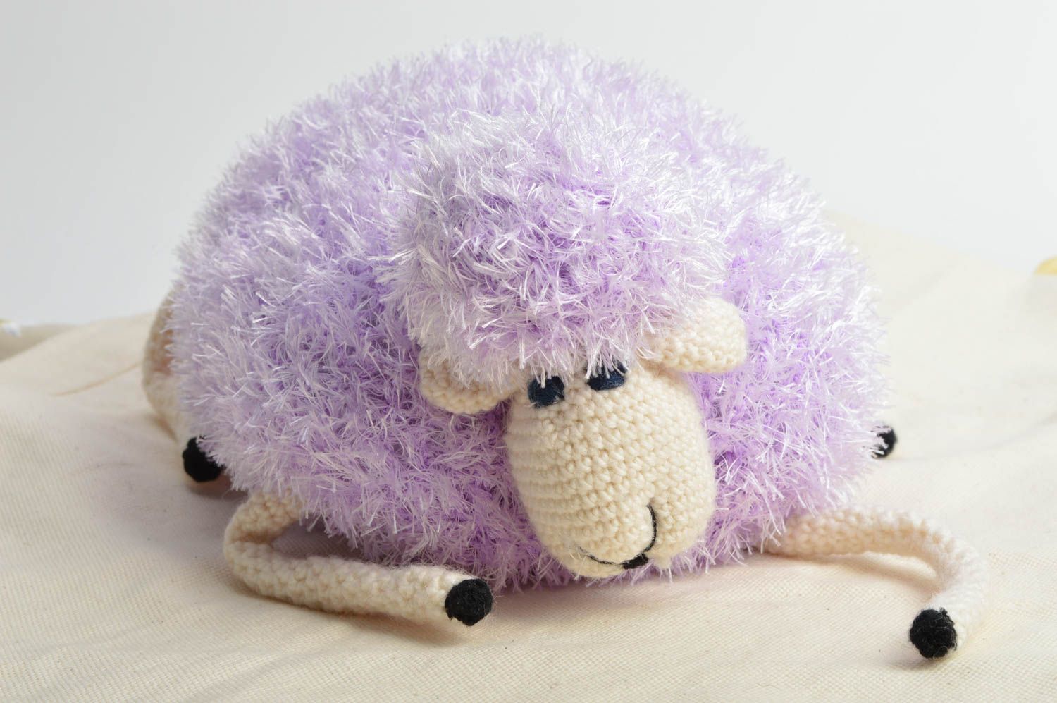 Смешная авторская вязаная игрушка в виде фиолетовой овечки для детей и декора фото 1