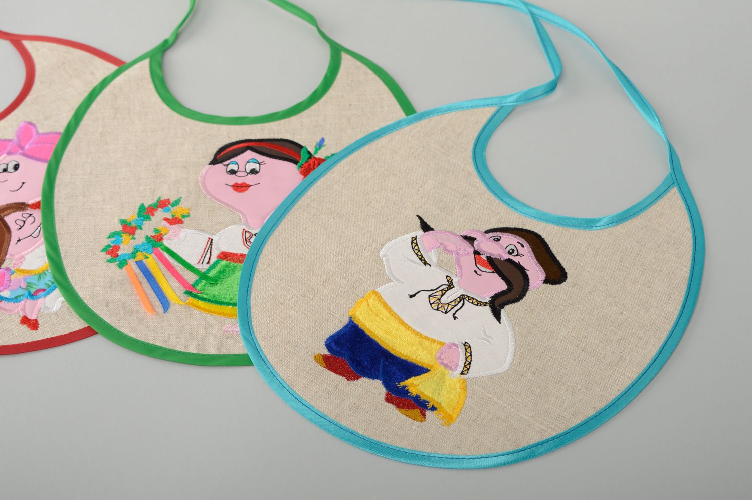 Handmade embroidered linen bib for boy photo 5