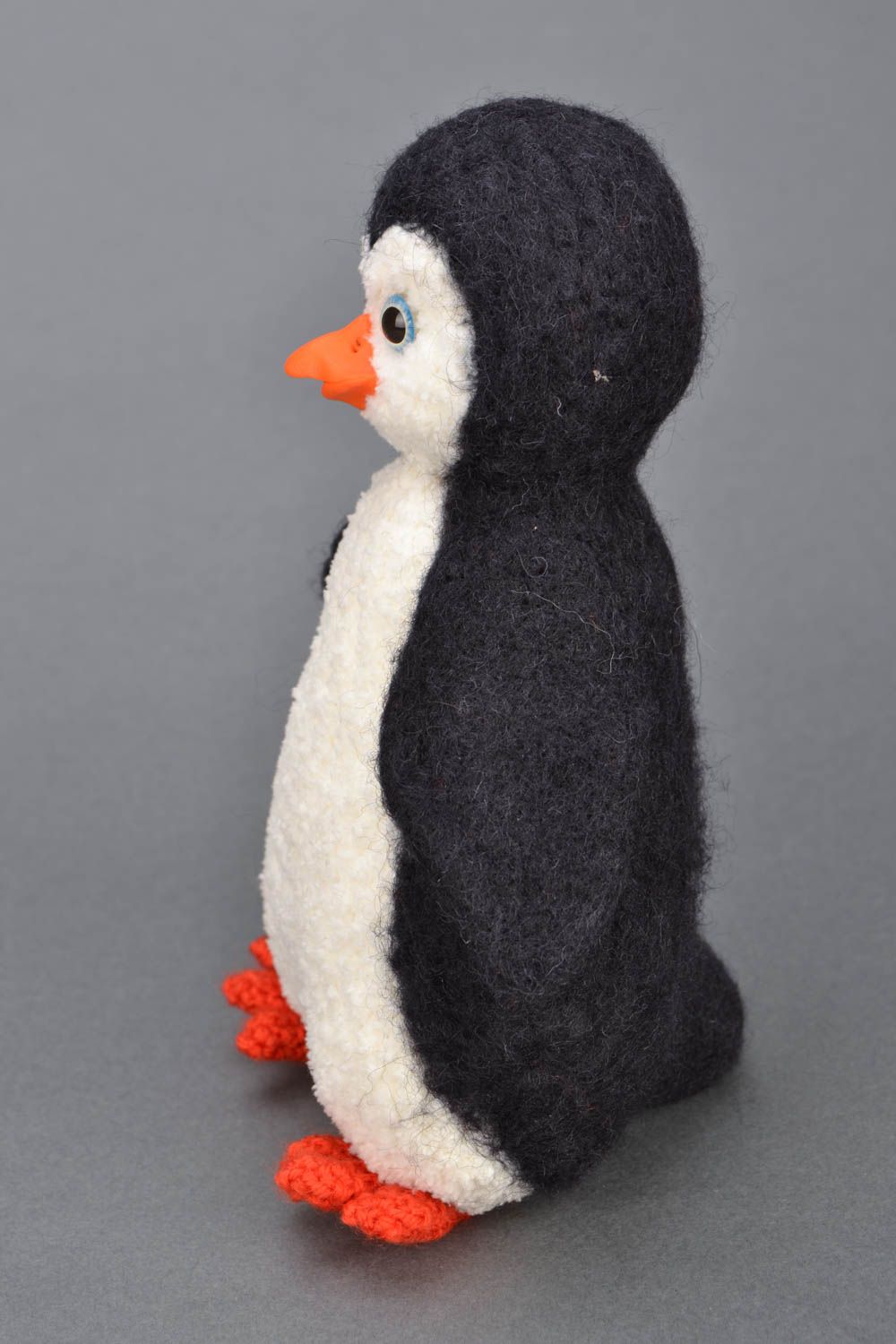 Дизайнерская игрушка вязаная в виде пингвинчика фото 4