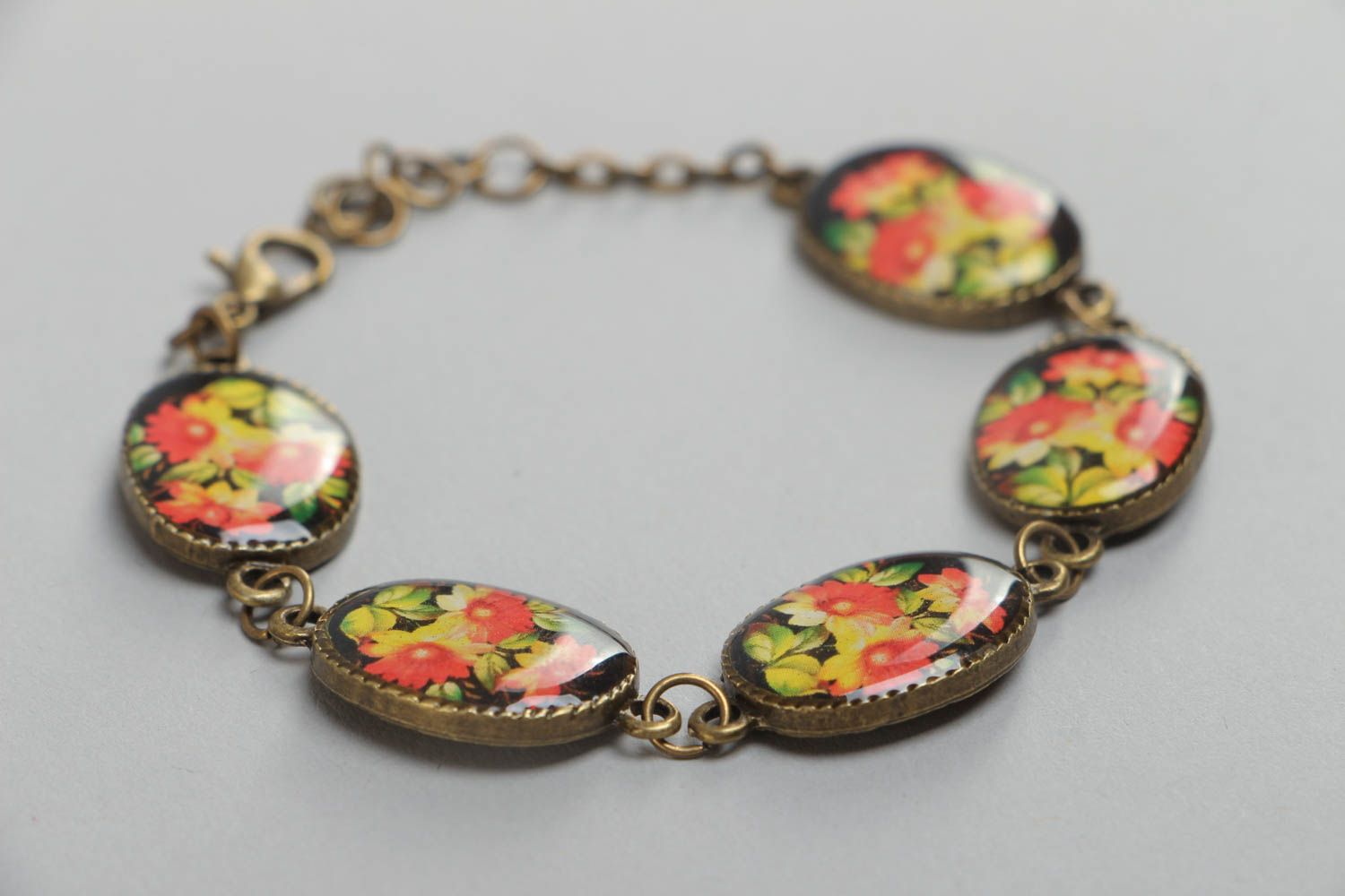 Bracelet en résine large en éléments ovales avec impressions florales fait main photo 3
