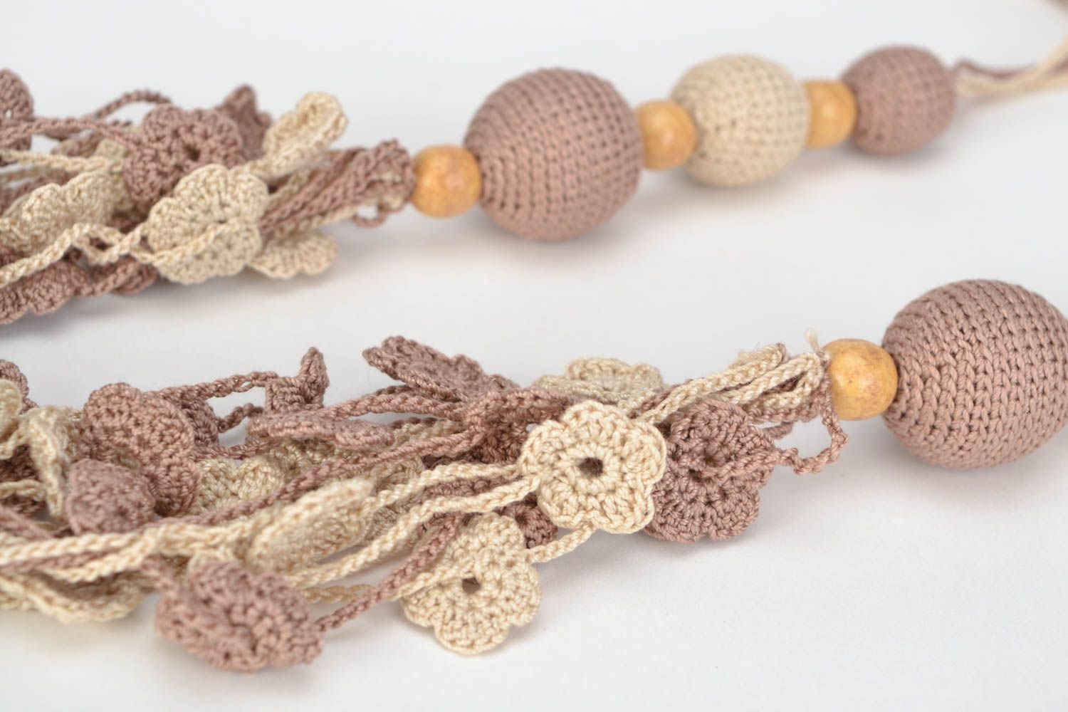 Handmade women's crochet necklace with wooden beads and flowers photo 4