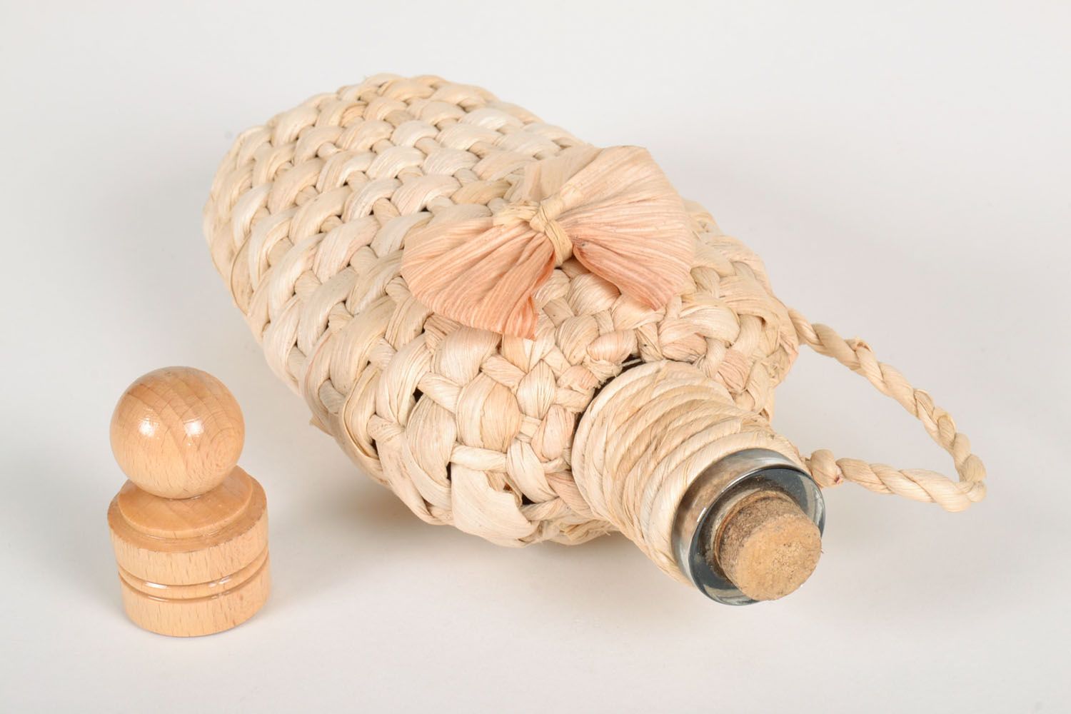 Бутылка плетеная из кукурузных листьев фото 2