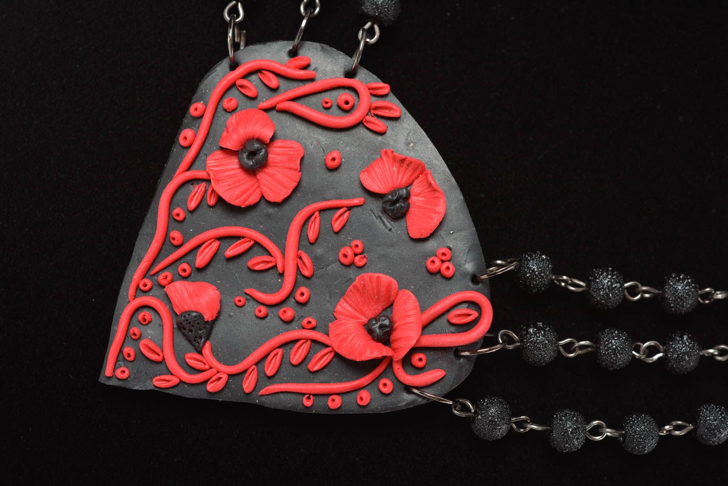 Ожерелье из полимерной глины и бисера с сердцем красное с черным ручной работы фото 3