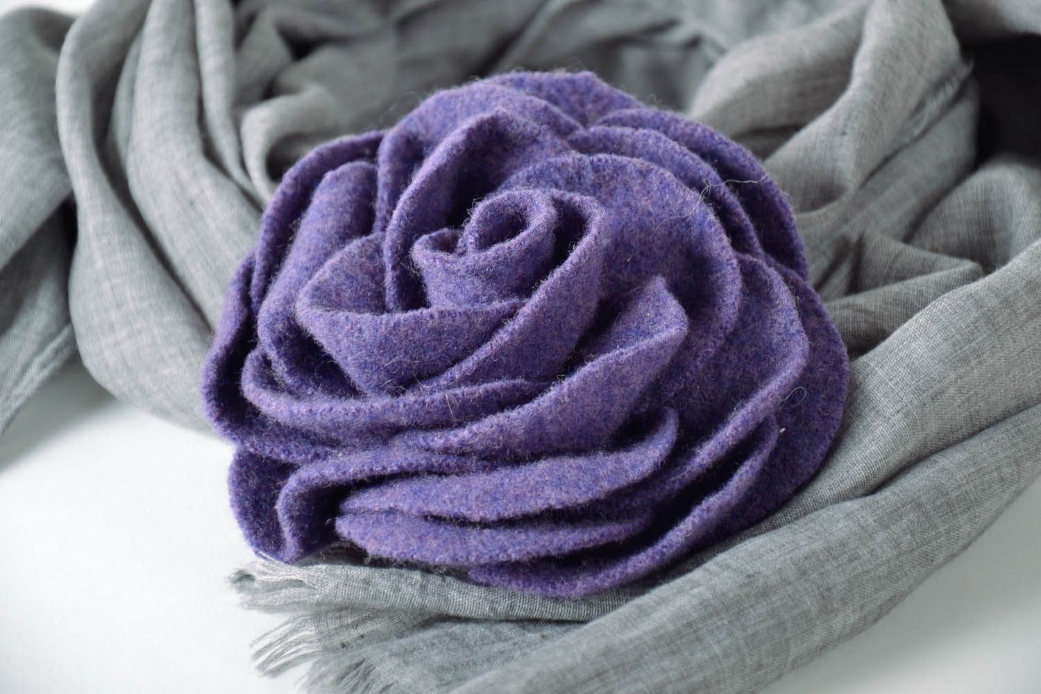Broche fleur en laine Rose bleue  photo 1