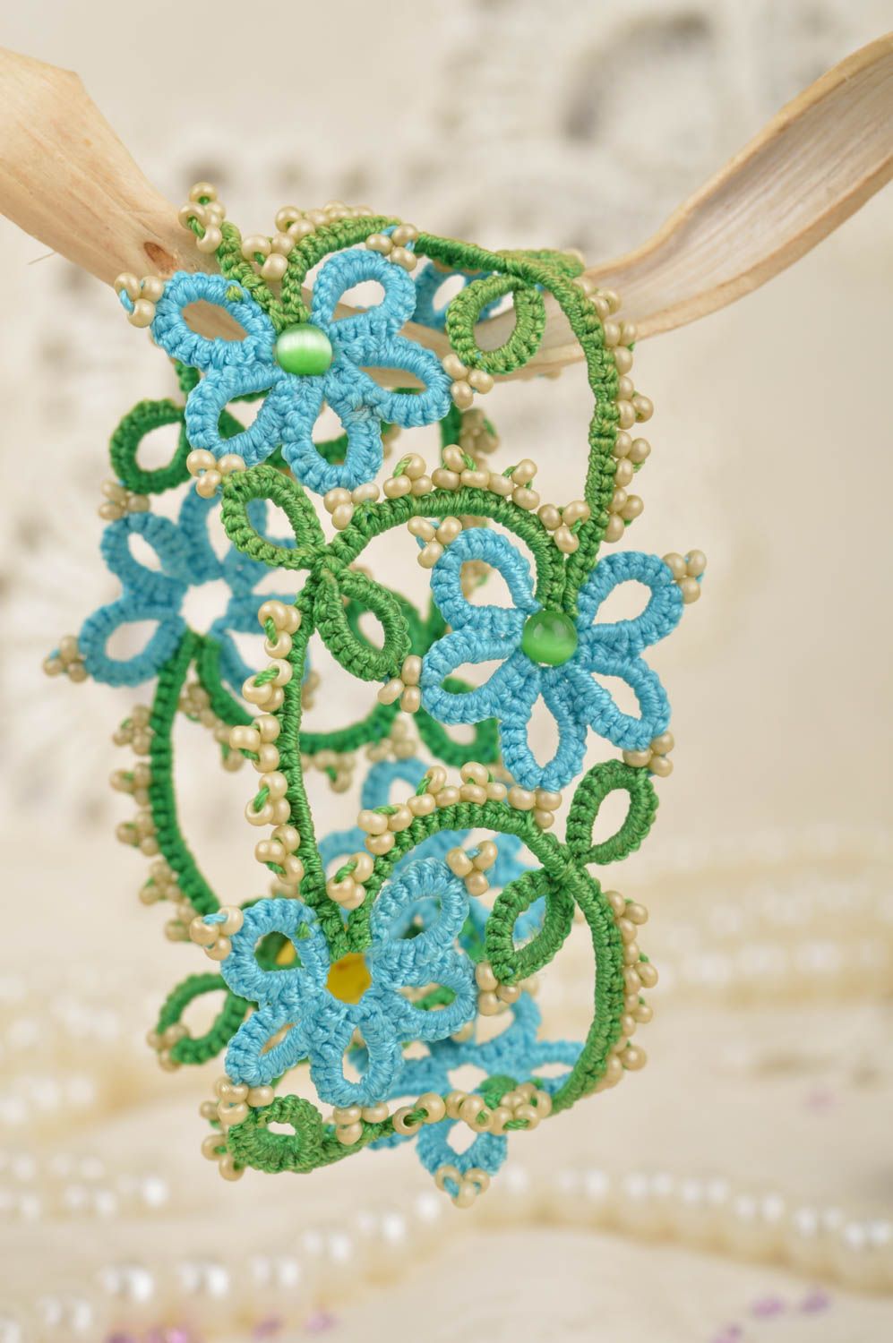 Плетеный браслет в технике фриволите из бисера кружевной зеленый с голубым  фото 3
