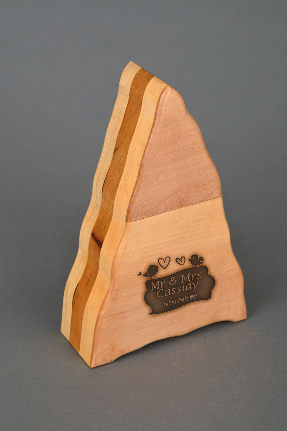 Персонализированный подарок, шкатулка-шкаф из дерева в форме пирамиды фото 1