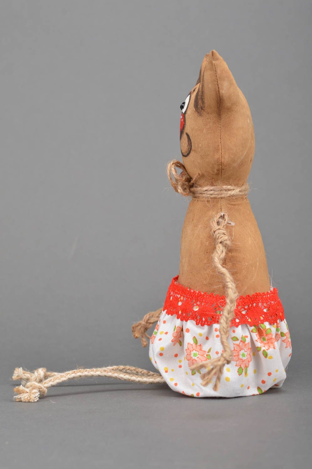 Интерьерная игрушка Кот из хлопка коричневый текстильный декор ручной работы фото 3