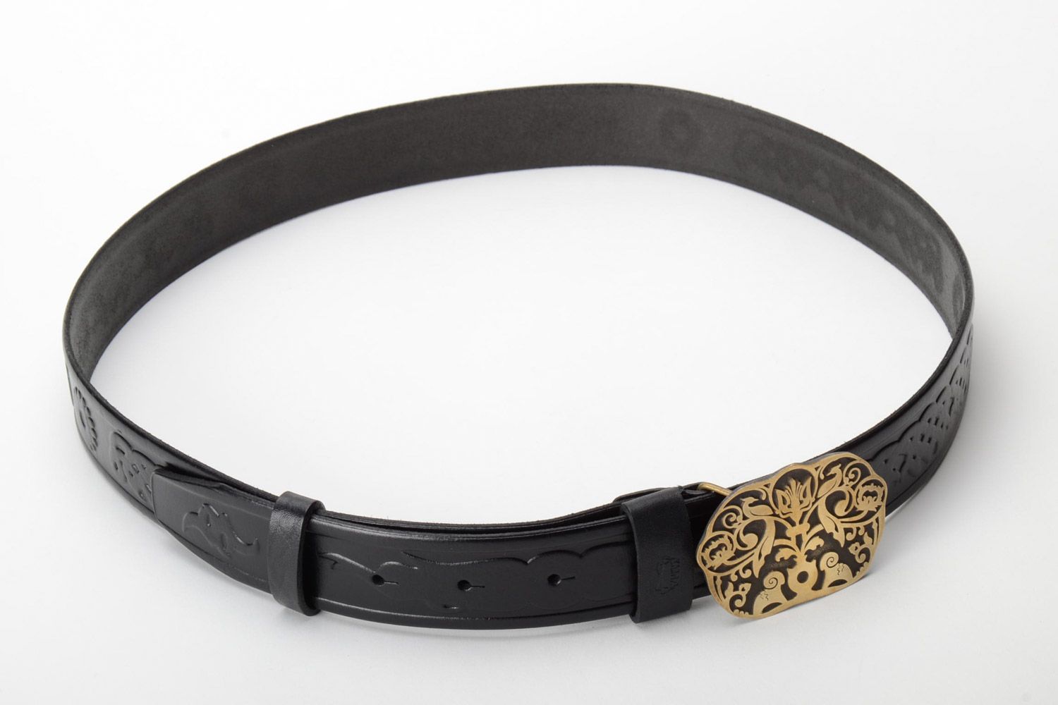 Cinturón de cuero natural con hebilla metálica con relieve artesanal foto 4