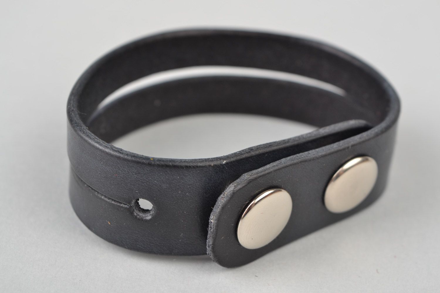 Bracelet en cuir large noir incisé fait main unisexe avec bouton-pression  photo 4
