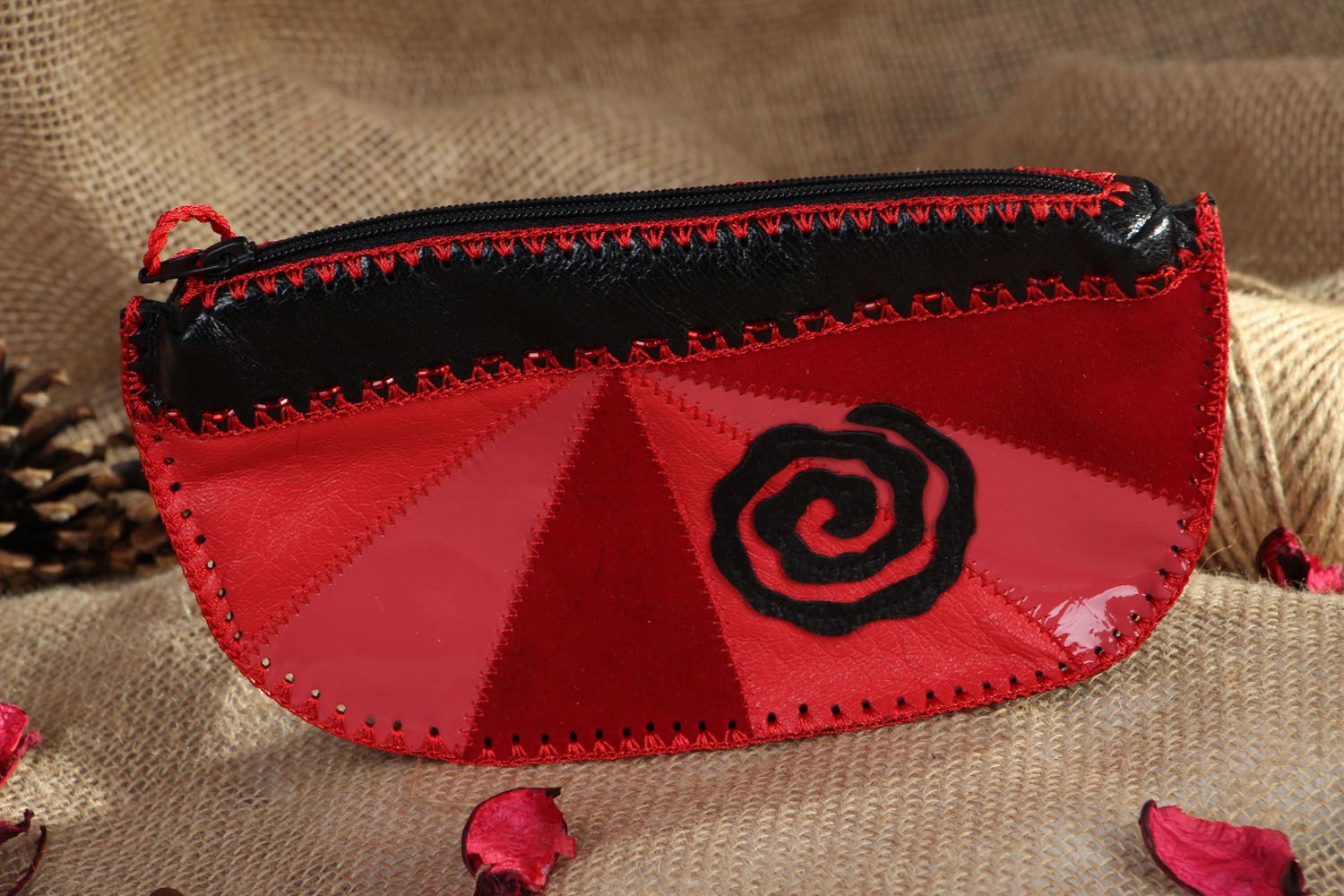 Red leather cosmetic bag photo 5
