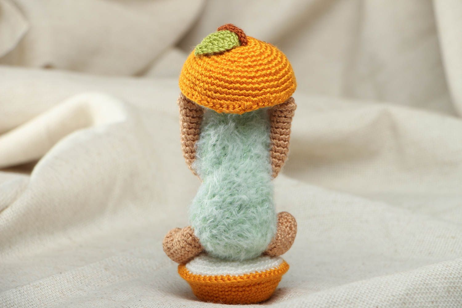 Brinquedo macio tricotado ouriço com uma maçã foto 3