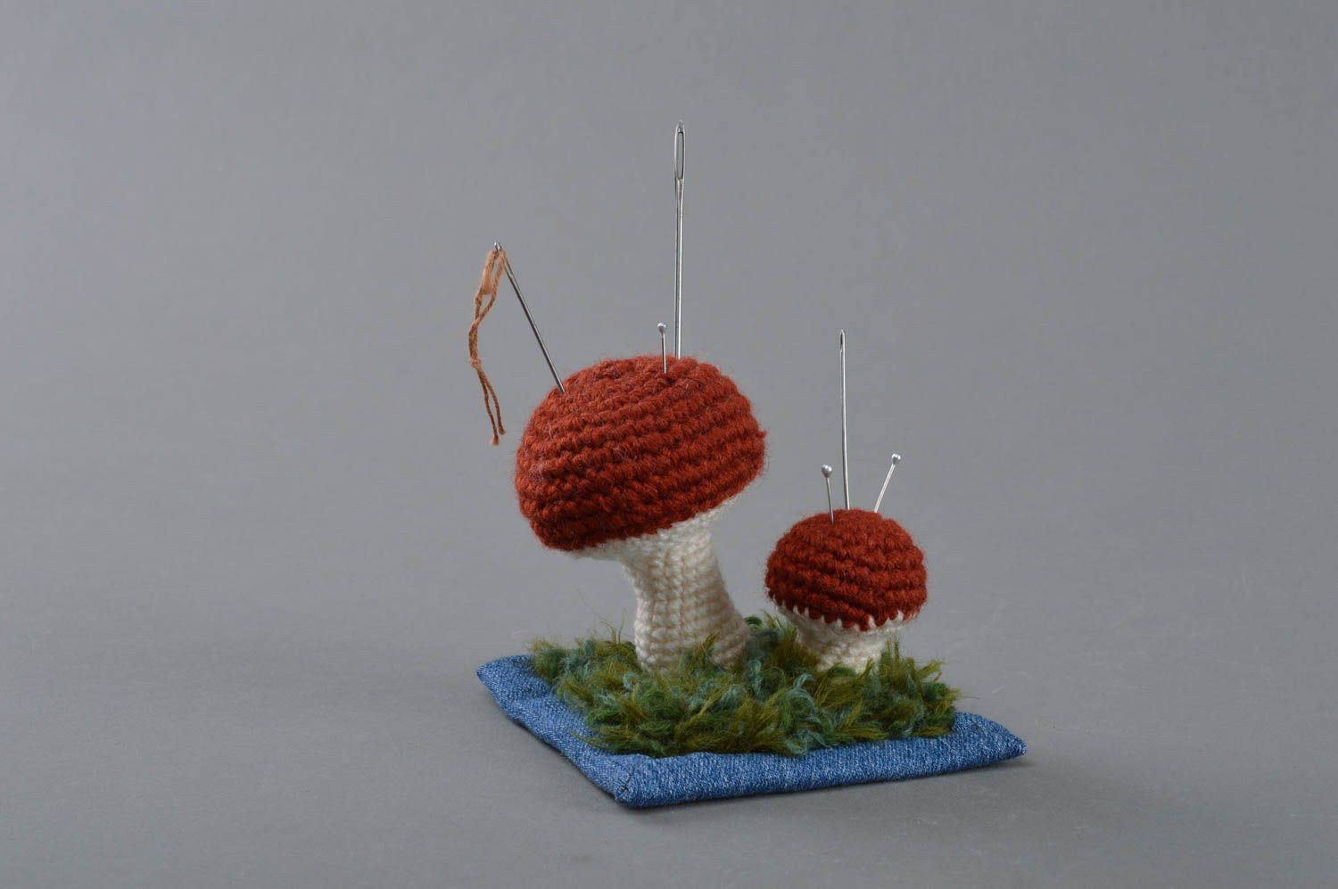 Pique-aiguilles fait main original tricoté au crochet en forme de champignons photo 1
