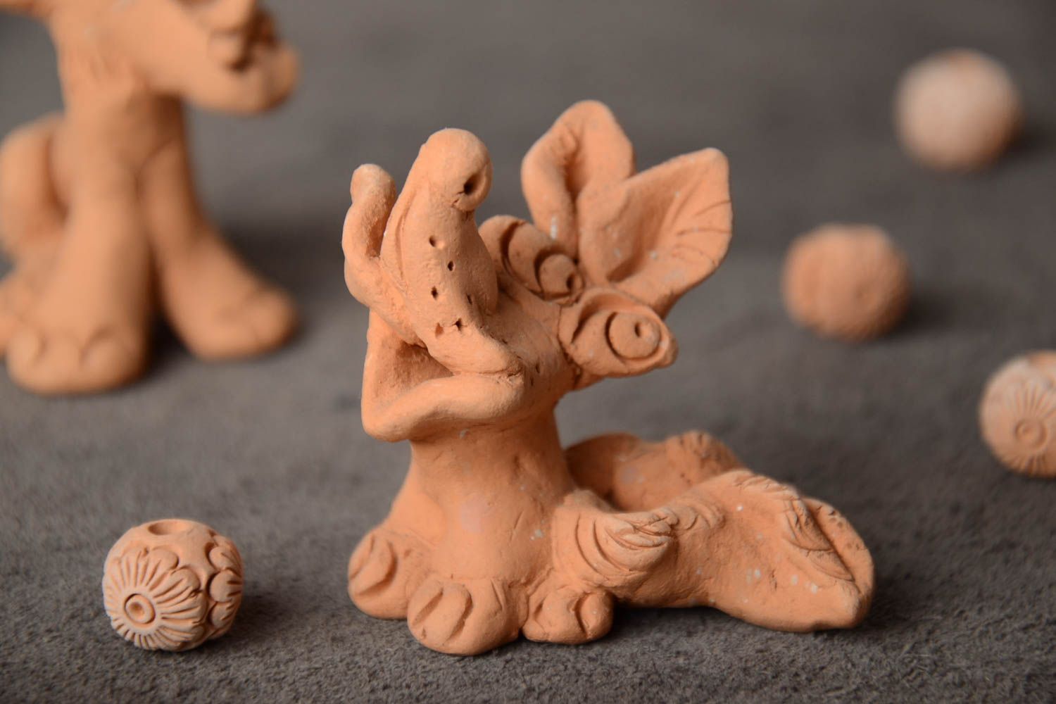 Figurine chien en terre cuite faite main beige décorative originale cadeau photo 1