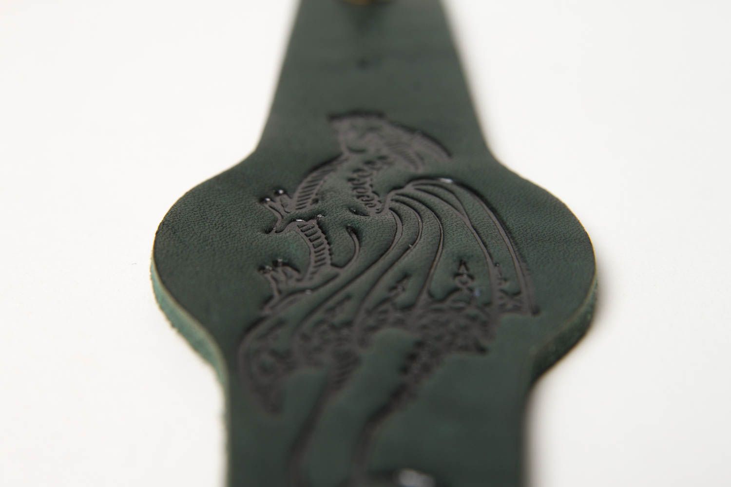 Браслет ручной работы браслет из кожи зеленый с тиснением дизайнерское украшение фото 5