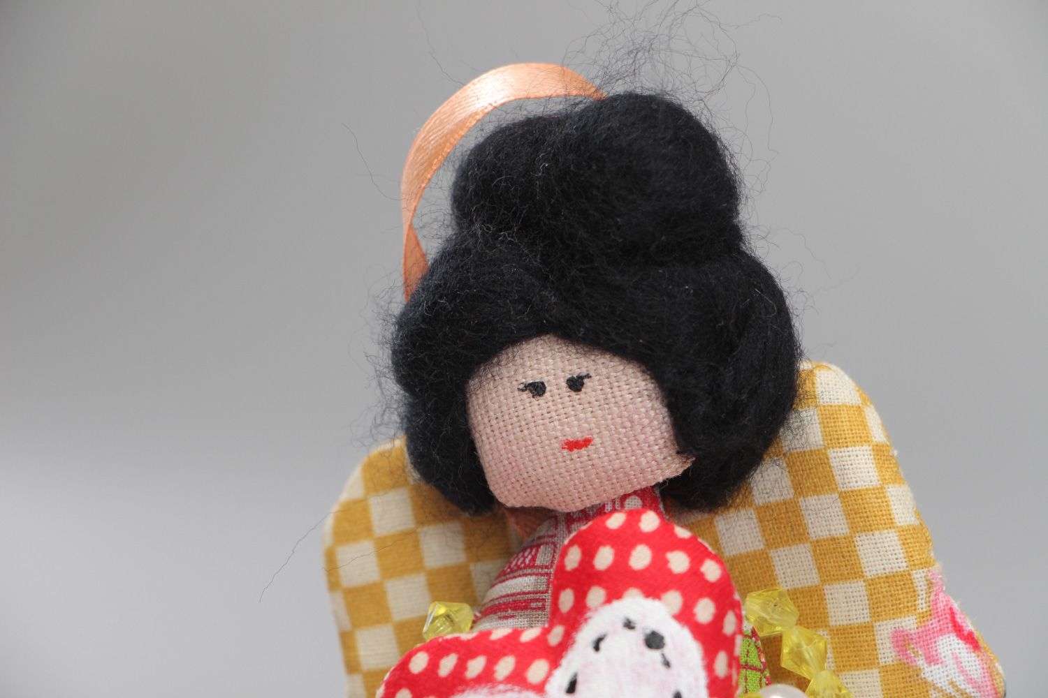 Künstlerische weiche handmade Puppe aus Texti mit Öse foto 2