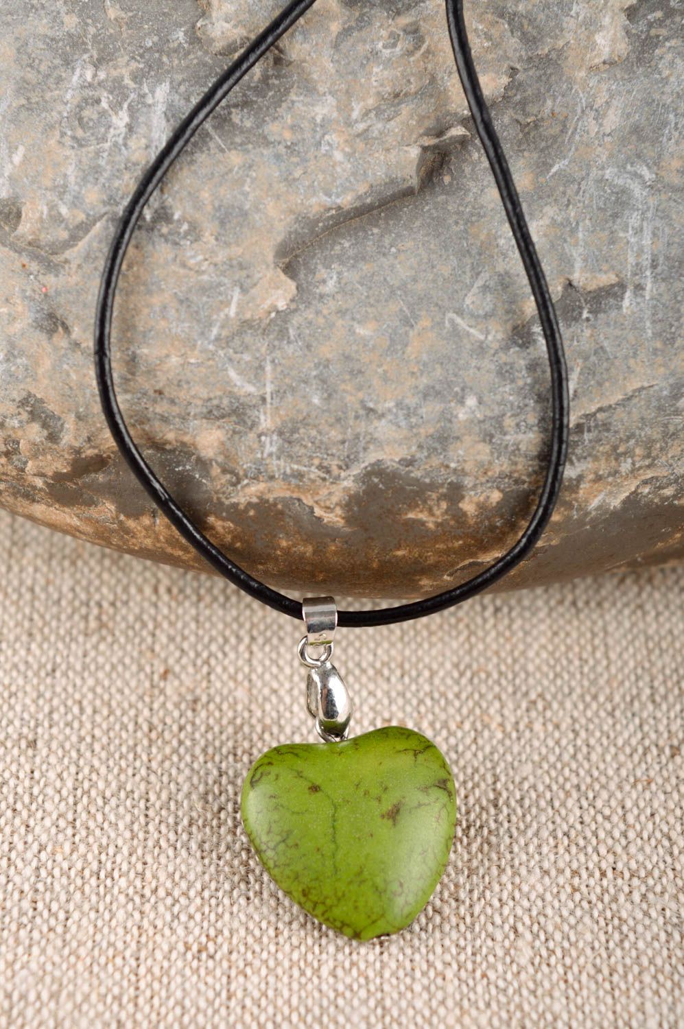 Pendentif coeur vert Bijou fait main en pierre naturelle sur cordon Cadeau femme photo 1
