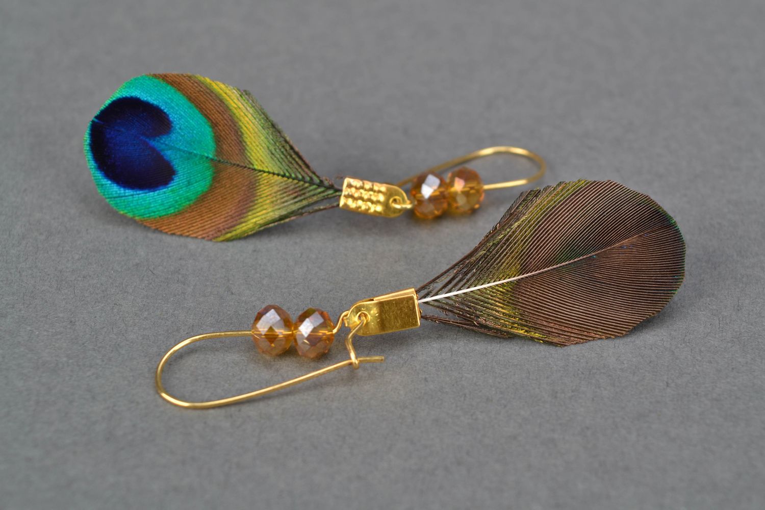 Pendientes artesanales de plumas de pavo real foto 4