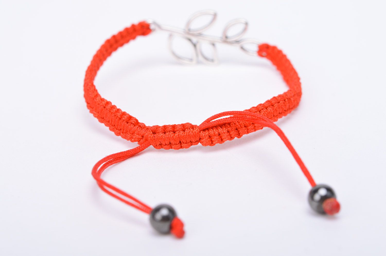 Handgemachtes originelles geflochtenes Armband mit Zweig in Rot aus Fäden foto 5