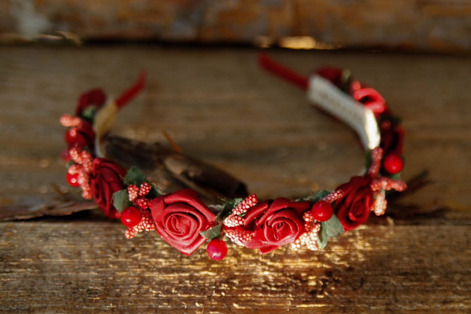 Diadema hecha a mano con flores rojas regalo original accesorio para el pelo foto 1