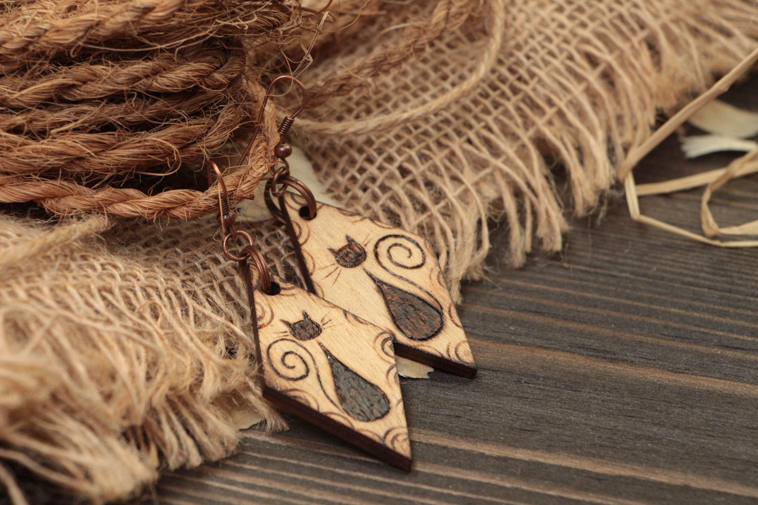 Модные серьги украшение ручной работы деревянное украшение с выжиганием Кошки фото 1