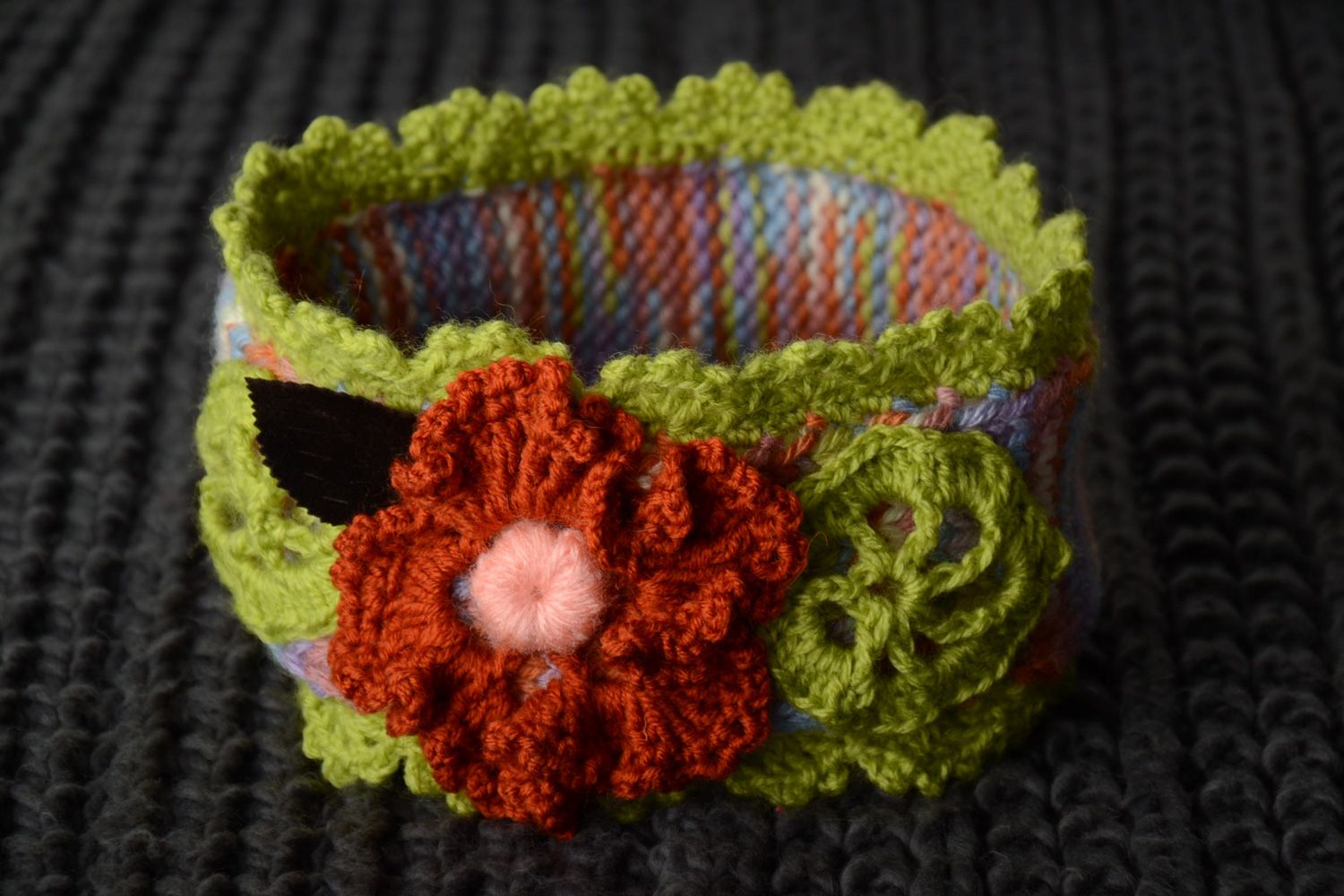 Large bandeau tricoté au crochet vert avec fleur fait main original pour enfant photo 1