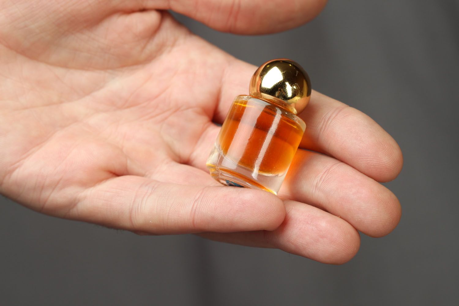Perfume natural num pequeno frasco foto 2