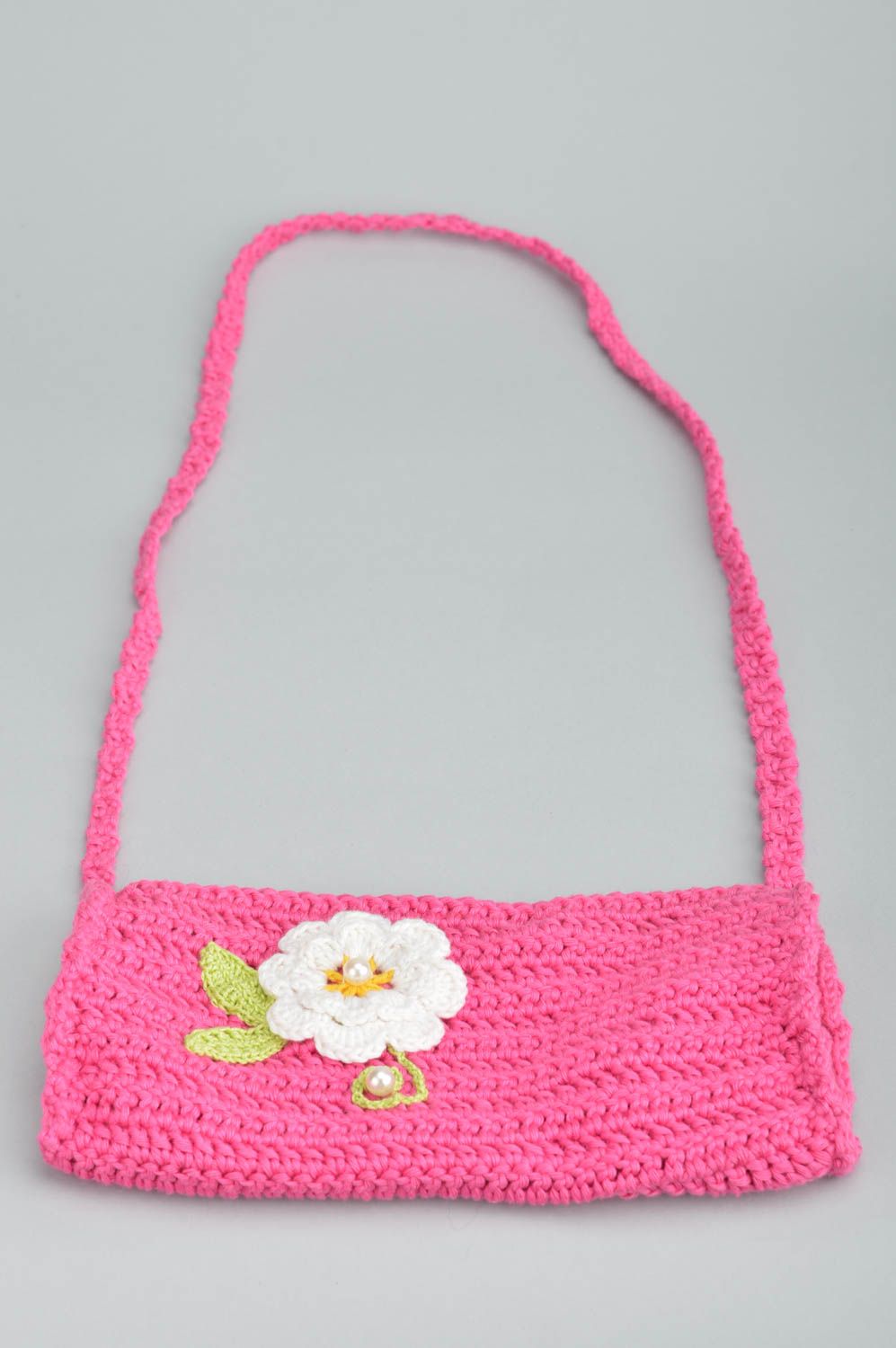 Розовая детская сумка вязаная из хлопковых ниток ручной работы на шлейке фото 5