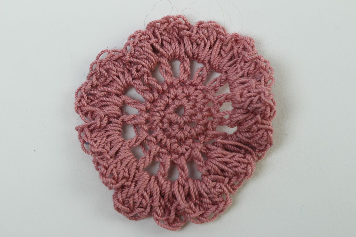 Flor tejida al crochet hecha a mano accesorio de bisutería regalo original foto 2