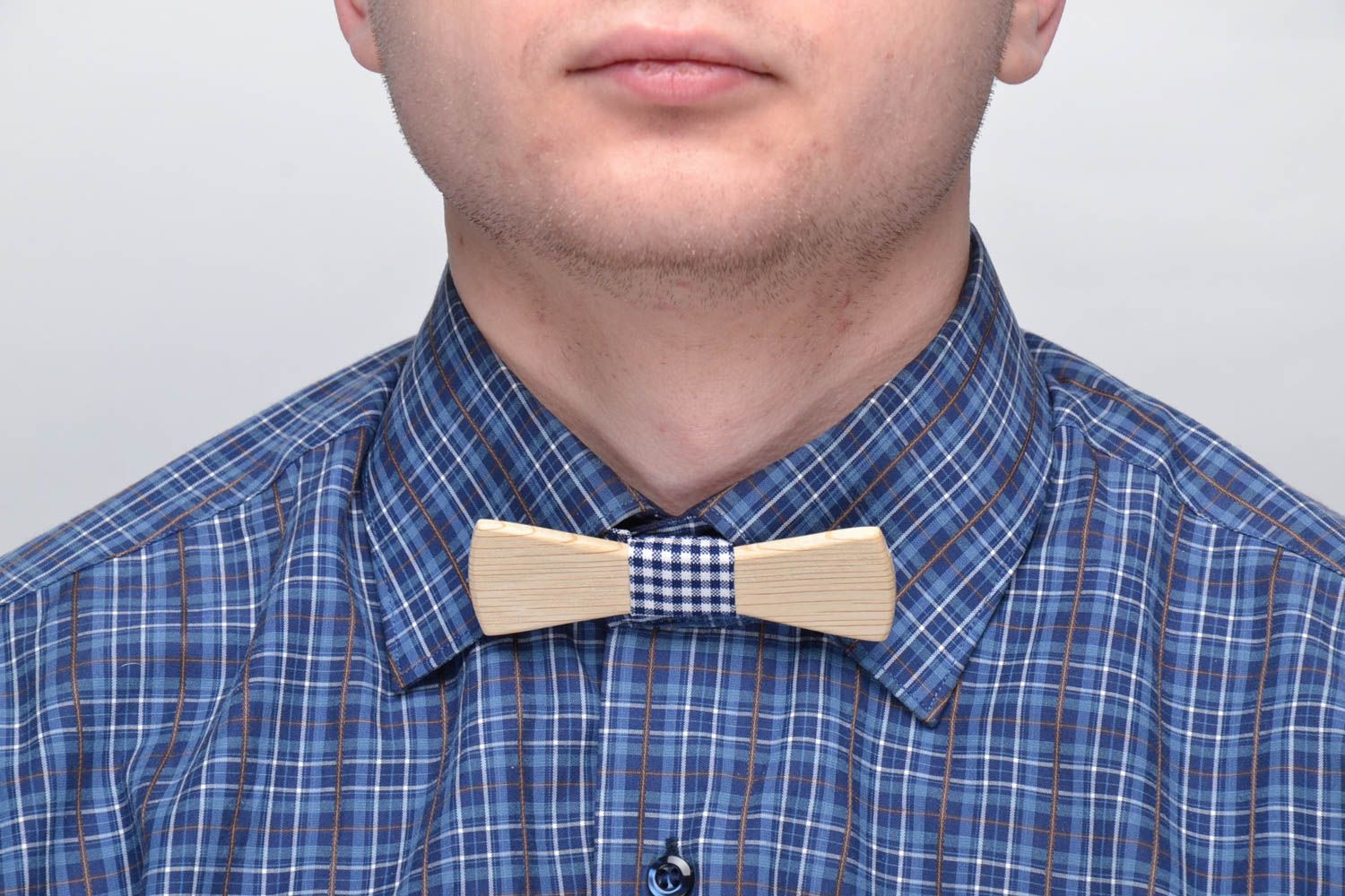 Wooden bow tie with checkered strap photo 2