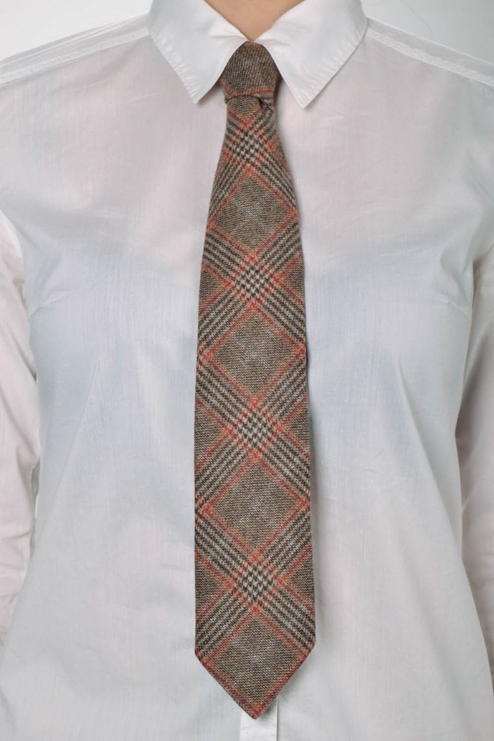 Cravatta grigia a quadri fatta a mano accessorio da uomo regalo originale  foto 5