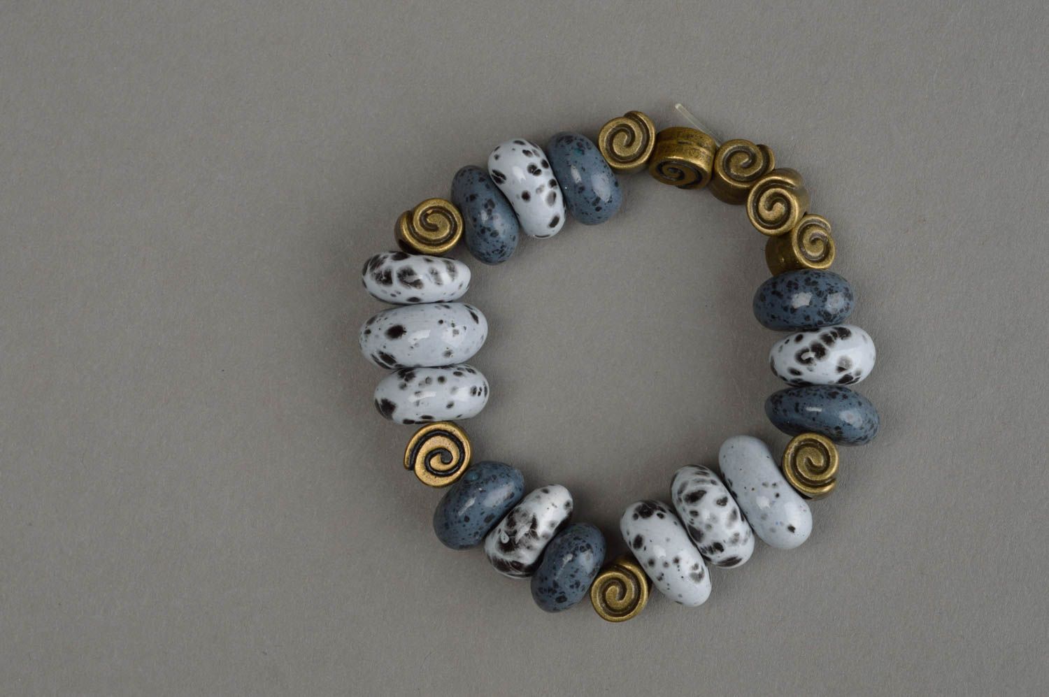 Bracelet original en perles de porcelaine gris fait main pour femme design photo 3