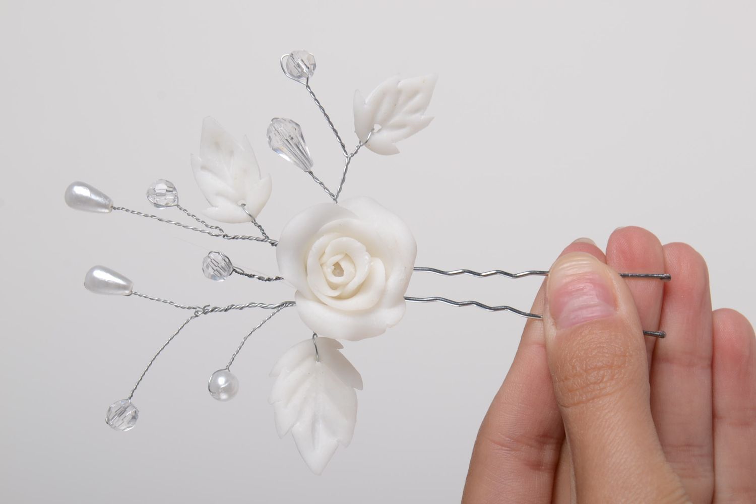 Weiße Blumen Haarnadel handgemachter Schmuck Haar Accessoire aus Polymerton  foto 2