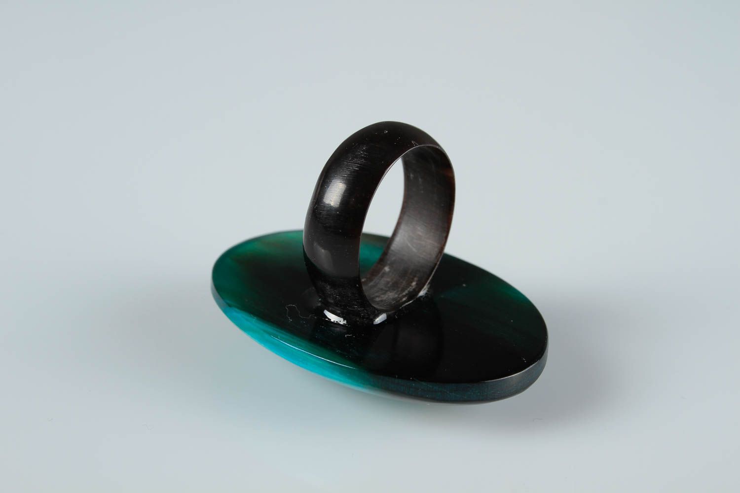Украшение из рога кольцо ручной работы женское кольцо большое крупное голубое фото 5