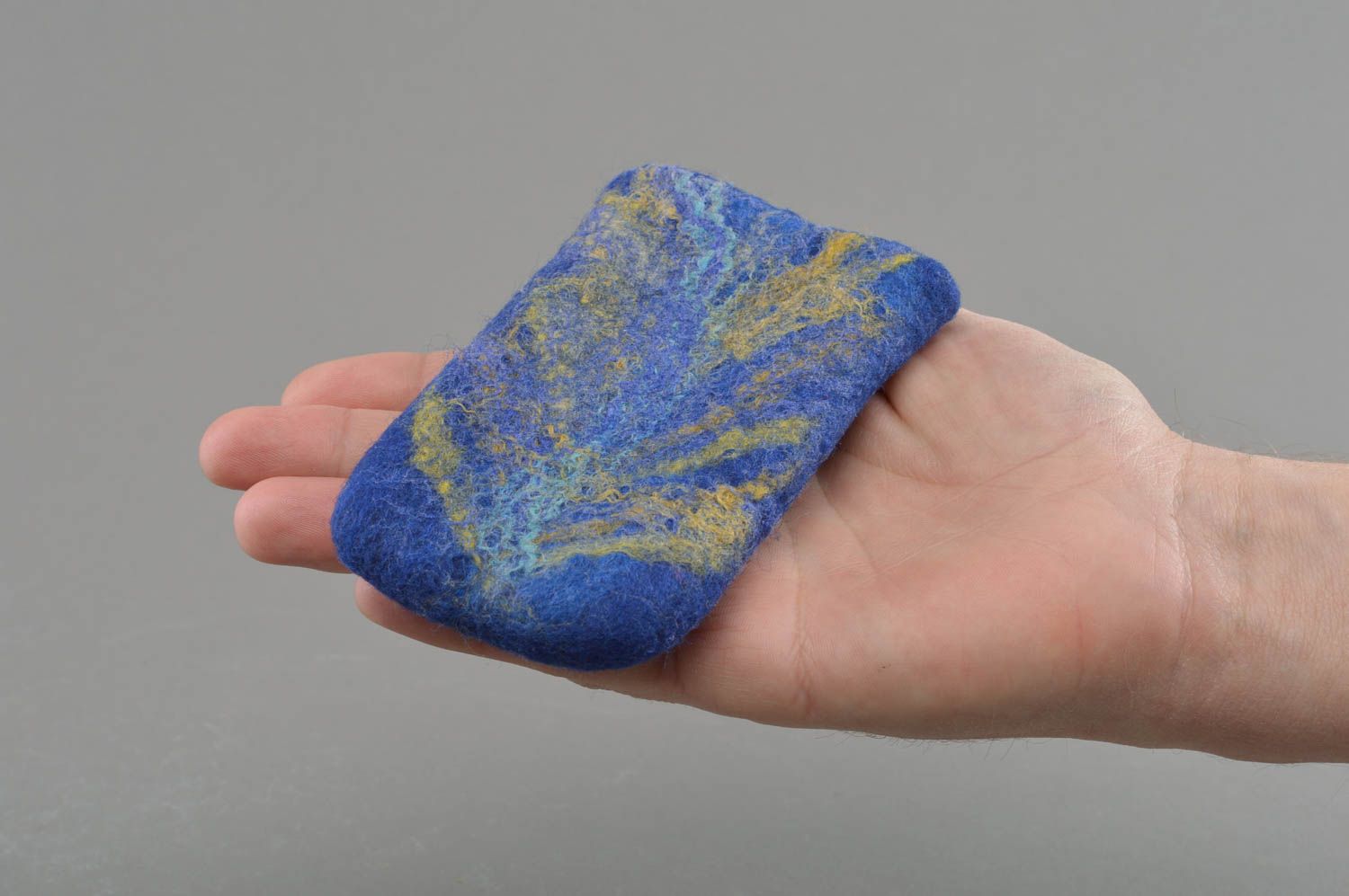 Blaue weiche feine schöne handgemachte Handyhülle aus Wolle mit Mustern foto 4