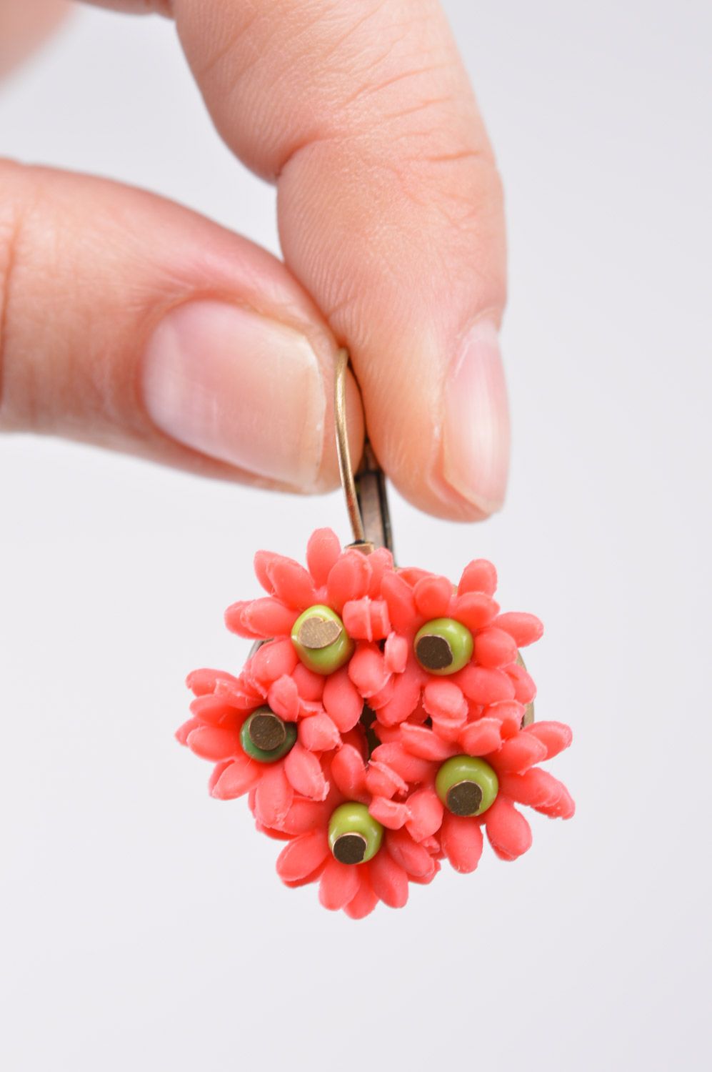 Boucles d'oreilles fleurs en pâte polymère faites main rouges originales photo 1