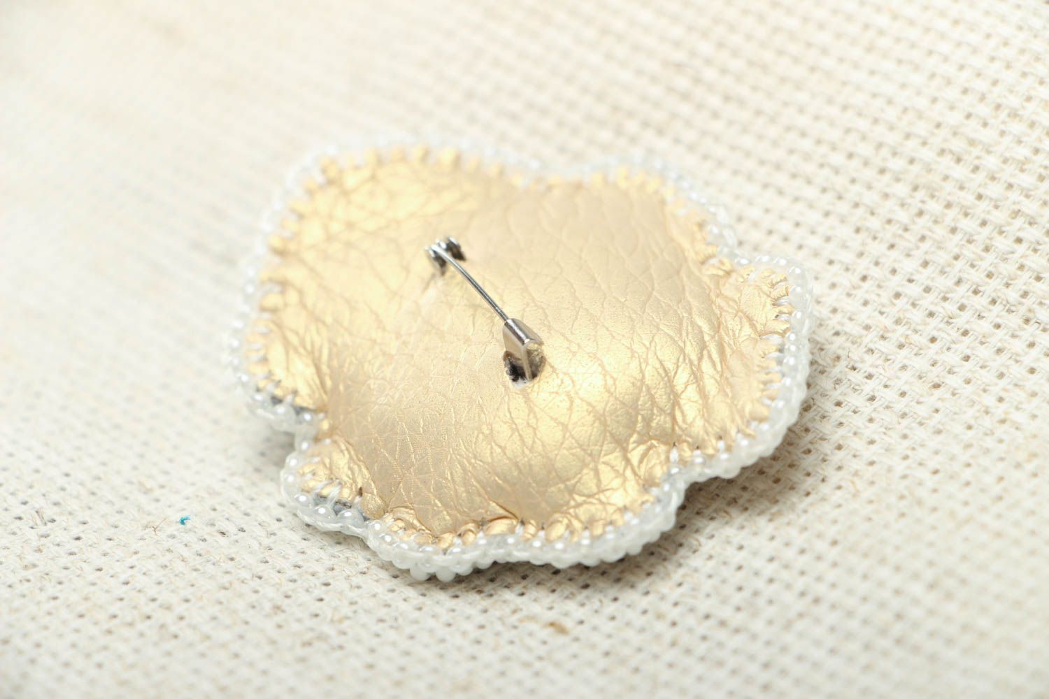 Broche fleur en perles de rocaille faite main photo 3