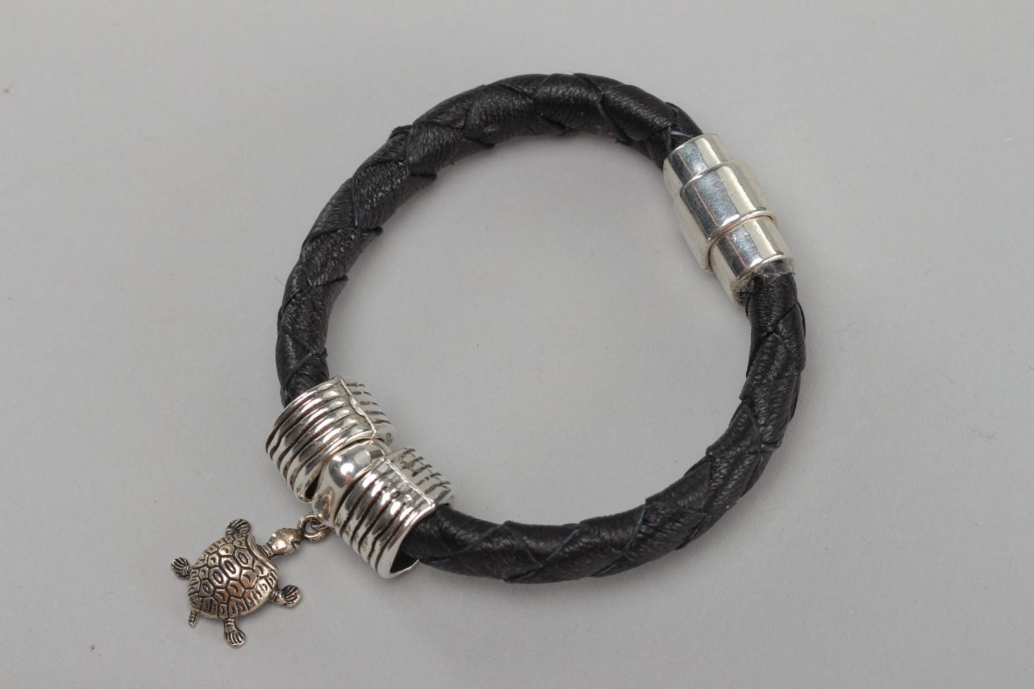 Bracelet en cuir naturel noir avec breloque métallique fait main unisexe Tortue photo 2