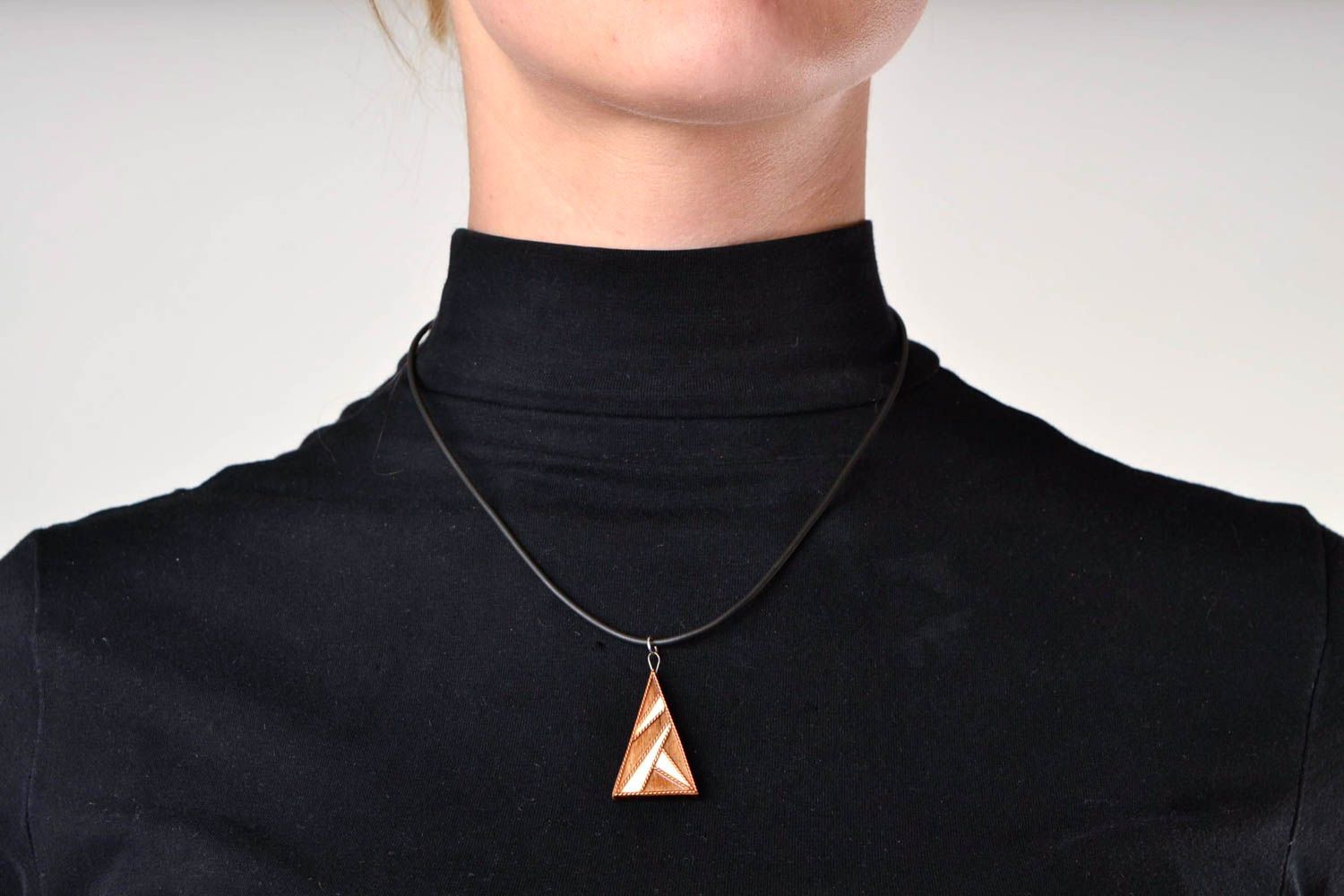 Pendentif triangle Bijou fait main en bois design original Cadeau femme photo 1
