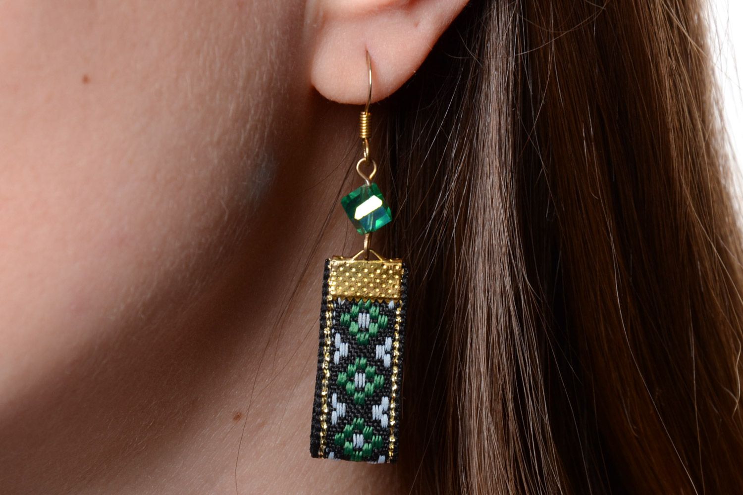 Boucles d'oreilles faites main pendantes vertes avec dessin ethnique brodé photo 5
