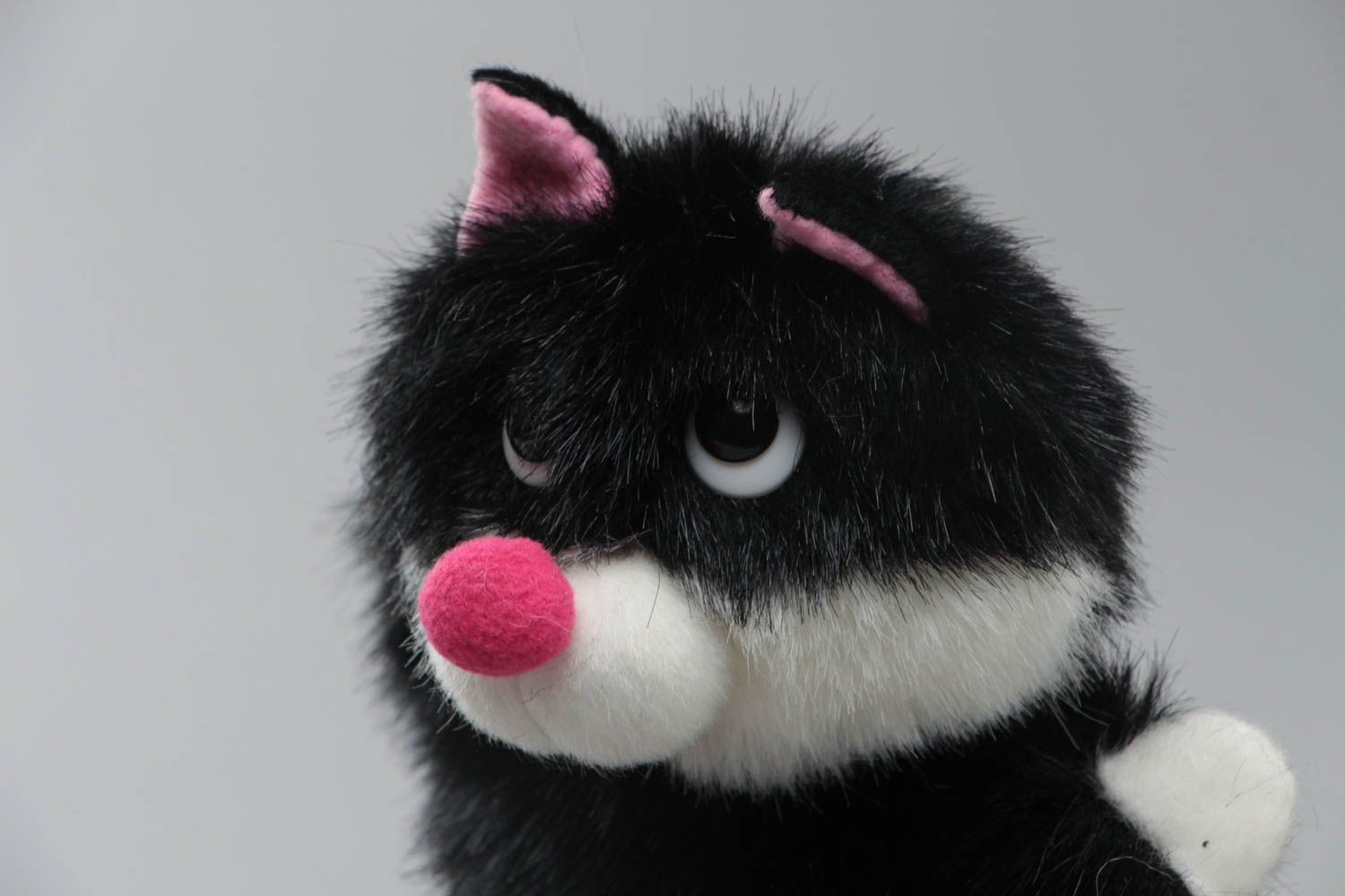 Игрушка на руку из искусственного меха кот черный с белым смешной ручная работа фото 2