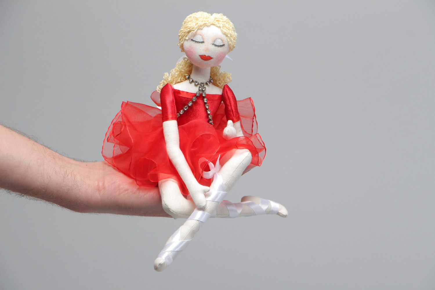 Мягкая игрушка в виде балерины ручной работы из хлопка и льна для девочки фото 5