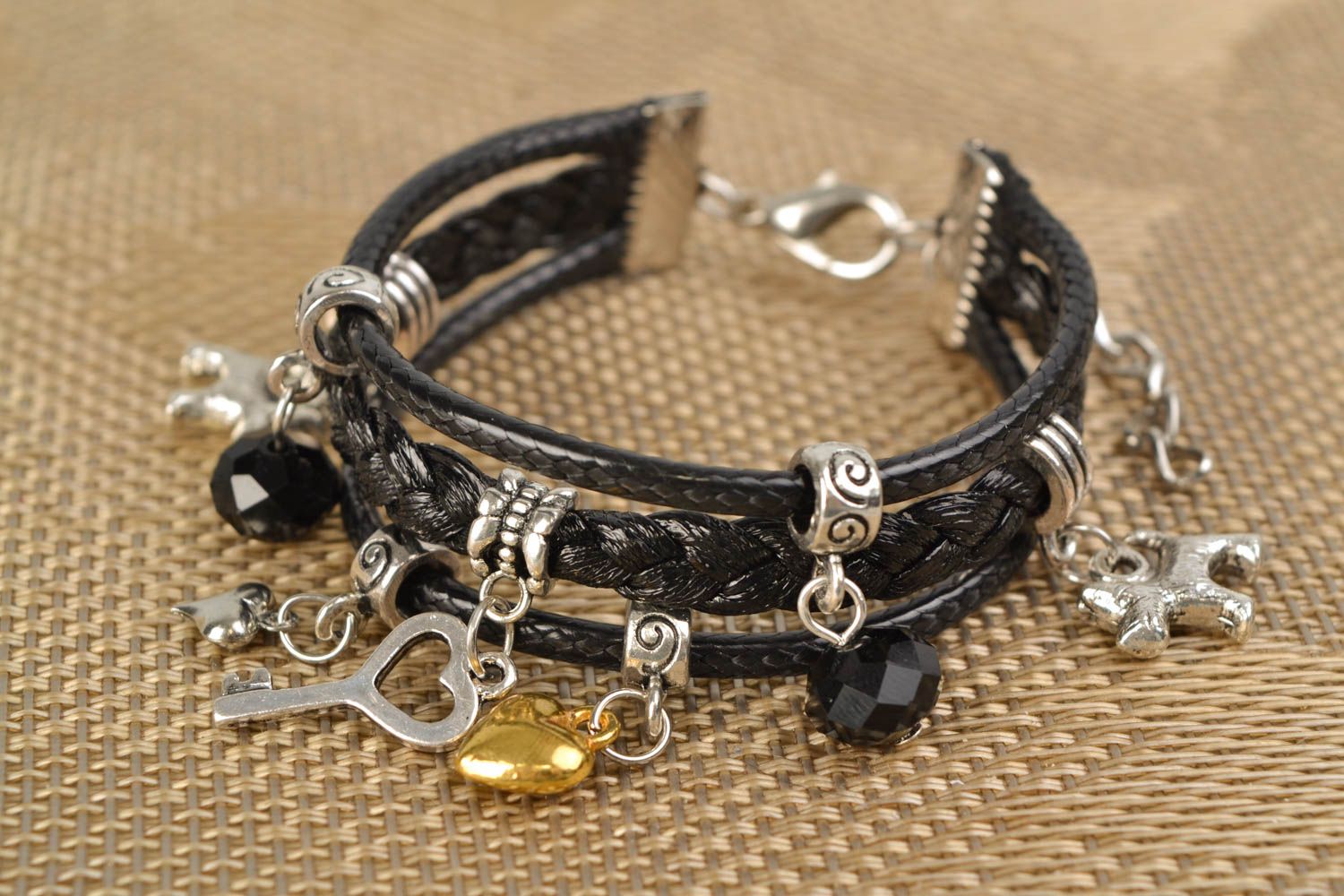 Bracelet en daim gothique avec pendentifs fait main en métal et cristal photo 1