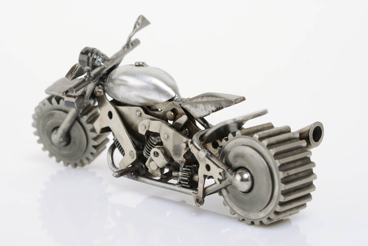 Figurilla artesanal de los detalles metálicos con forma de moto  foto 3