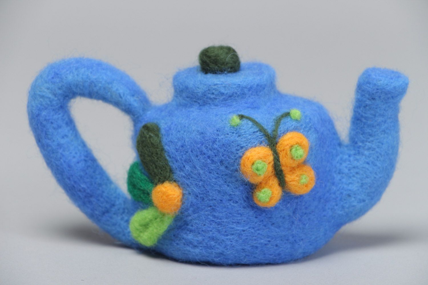 Синяя игрушка из шерсти чайник с бабочкой в технике валяния ручной работы фото 2